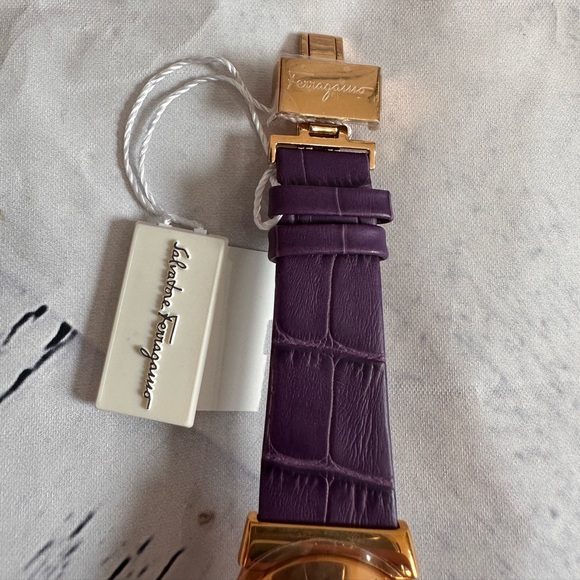 NIB SALVATORE FERRAGAMO PURPLE LEATHER 8 VS G DIAMOND MOTHER OF PEARL WATCH 32MM - Picture 5 of 16